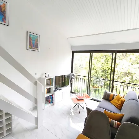 With Balcony - Sea View Appartamento